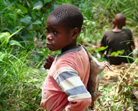 Enfant Pygmée Bagyeli au retour de chasse